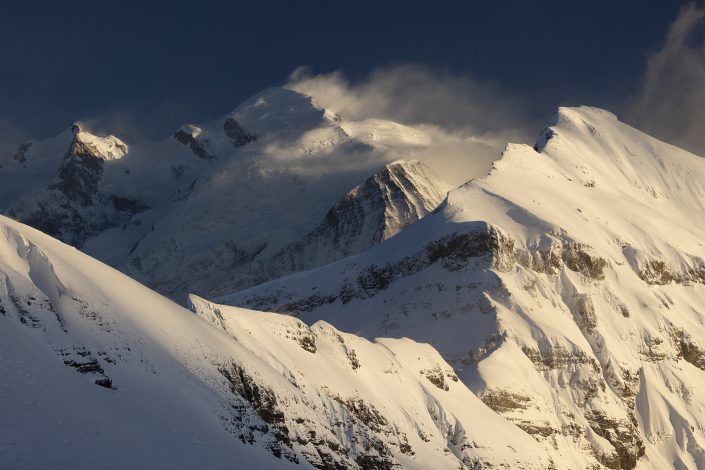 "Équilibre" Trouver son équilibre, c'est marcher sur un fil. Tomber. Puis recommencer. Le Mont-Blanc et la Pointe de Platé.
