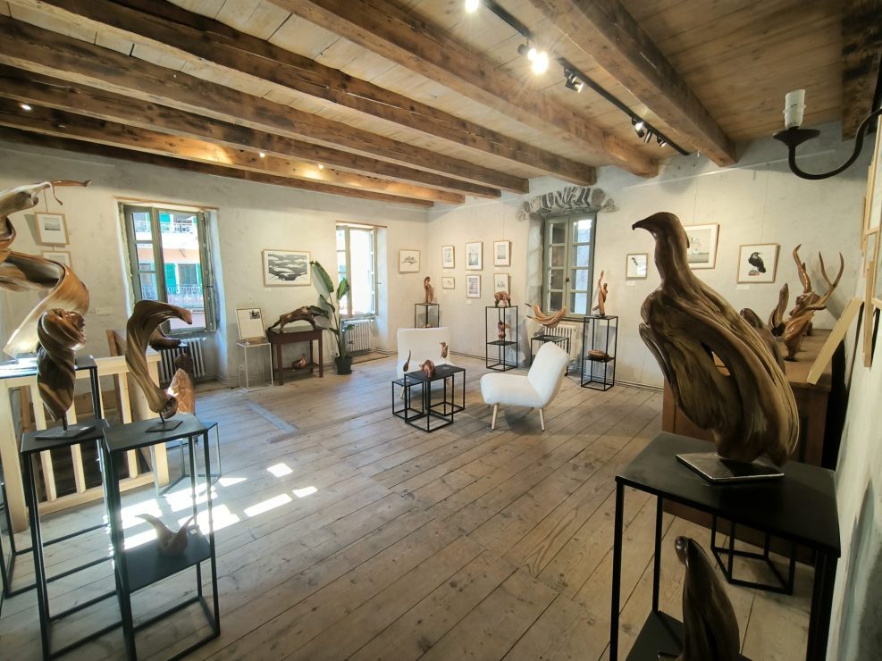 Salle d'exposition Samoëns, Espace culturel, Exposition d'Art Haute-Savoie, peinture, aquarelle, sculptures, bronze, sculpture sur bois